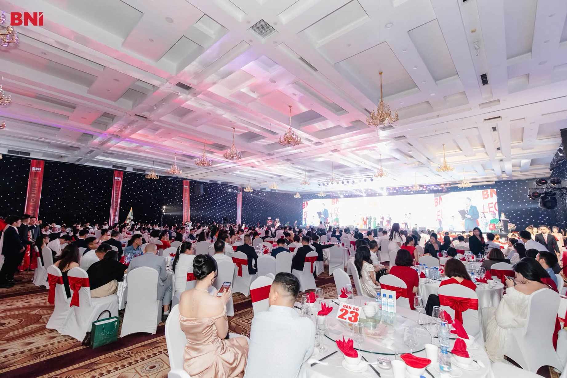 Louis Palace - địa điểm tổ chức Year End Party phía Tây Hà Nội với sảnh Dubai vô cực 0 cột
